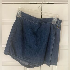 NWT DENIM WRAP BUCKLE SKORT PERFECT FOR ANY OCCASION